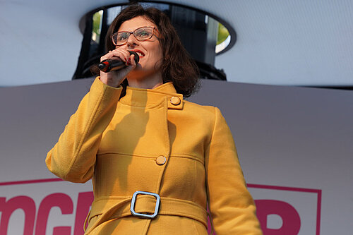 Layla Moran speaking into a microphone